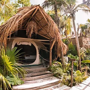 Luxe tent Uman Glamping & Cenote 